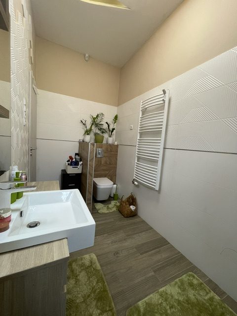 KERTVÁROSI NYUGALOM BUDAPEST XVI. KERÜLETÉBEN, ÚJMÁTYÁSFÖLDÖN, SAROKTELKEN – FELÚJÍTOTT IKERHÁZ FÉL, KIVÁLÓ ELHELYEZKEDÉSSEL, KÉTGENERÁCIÓS LEHETŐSÉGGEL!