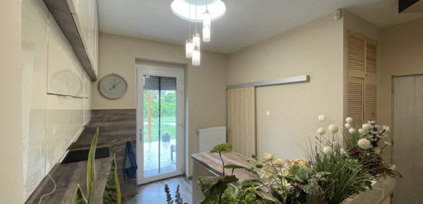 KERTVÁROSI NYUGALOM BUDAPEST XVI. KERÜLETÉBEN, ÚJMÁTYÁSFÖLDÖN, SAROKTELKEN – FELÚJÍTOTT IKERHÁZ FÉL, KIVÁLÓ ELHELYEZKEDÉSSEL, KÉTGENERÁCIÓS LEHETŐSÉGGEL!