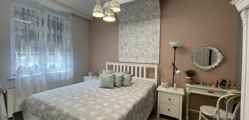 KERTVÁROSI NYUGALOM BUDAPEST XVI. KERÜLETÉBEN, ÚJMÁTYÁSFÖLDÖN, SAROKTELKEN – FELÚJÍTOTT IKERHÁZ FÉL, KIVÁLÓ ELHELYEZKEDÉSSEL, KÉTGENERÁCIÓS LEHETŐSÉGGEL!
