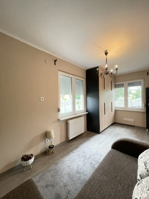 KERTVÁROSI NYUGALOM BUDAPEST XVI. KERÜLETÉBEN, ÚJMÁTYÁSFÖLDÖN, SAROKTELKEN – FELÚJÍTOTT IKERHÁZ FÉL, KIVÁLÓ ELHELYEZKEDÉSSEL, KÉTGENERÁCIÓS LEHETŐSÉGGEL!